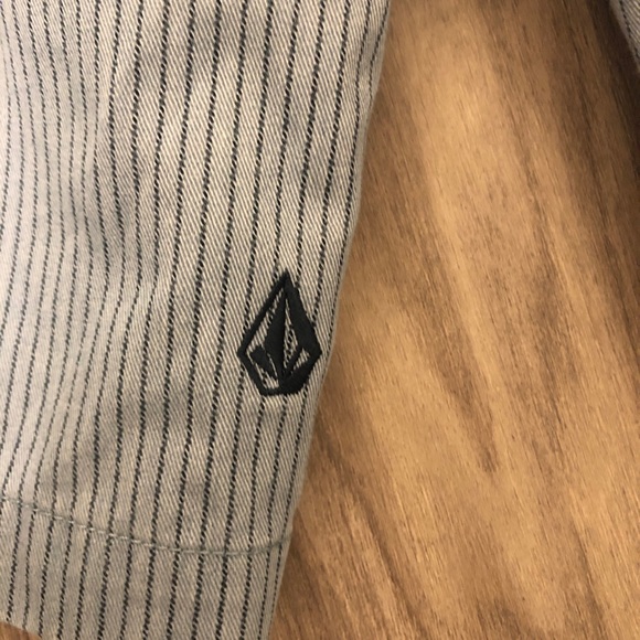 Volcom boys blue pin striped shorts 10 slim or 23 size - Picture 7 of 9